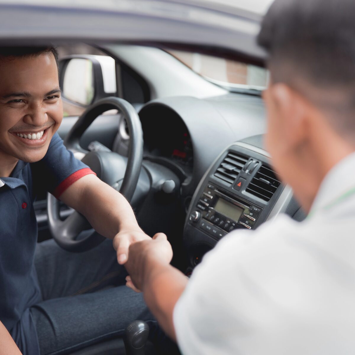 Iemand wordt weggebracht in de auto